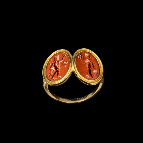 A "Toi & Moi" gold ring set with Roman red jasper intaglios. Satyre and offerer.